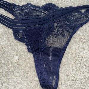 Begagnade mörkblå stringtrosor