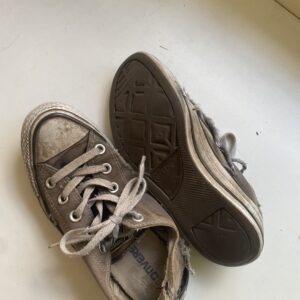 Extremt slitna, välanvända och trasiga Converse