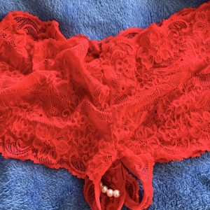 Trosor med pärlor i grenen