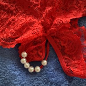 Trosor med pärlor i grenen