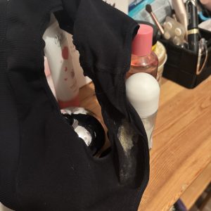 Använda fittdoftande kladdiga trosor