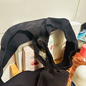 Använda fittdoftande kladdiga trosor