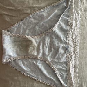 Ljusblå trosor med spets