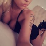 Kåt och kinky tjej som gör flera olika tjänster