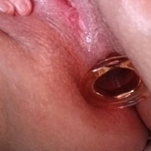 Våt fitta med stor glasplugg i analen